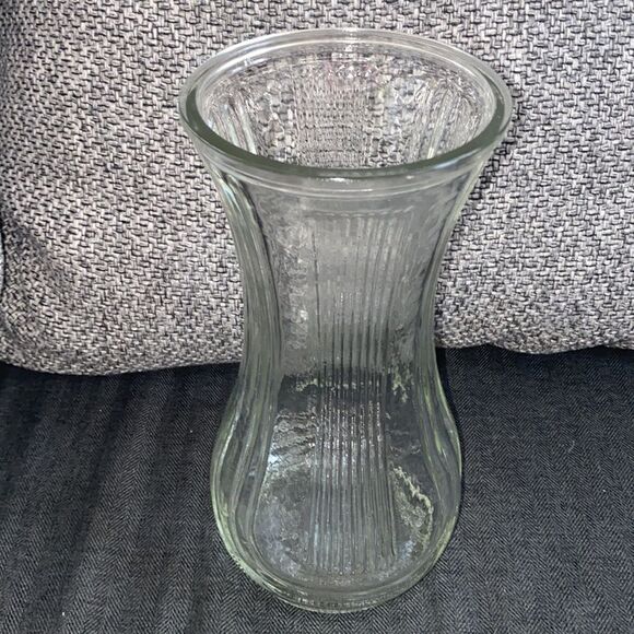 Vintage Gorgeous clear ribbed vase for your home, or office - Picture 4 of 6
